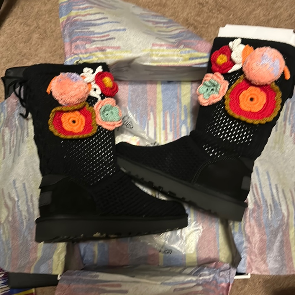 Crochet 🧶UGG’s. NWT. Size 7.